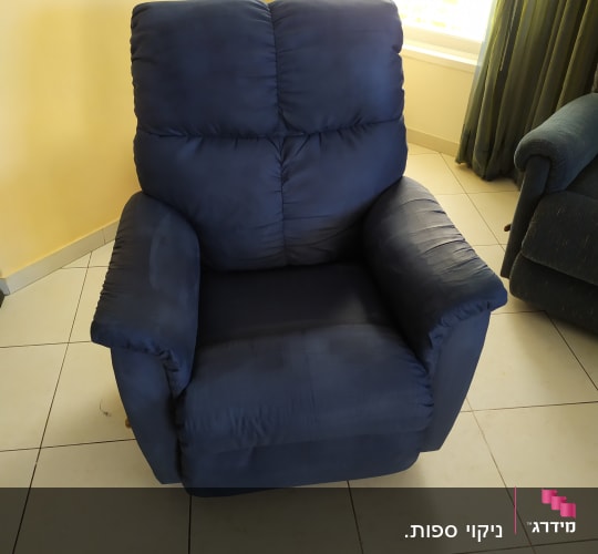 כורסה כחולה על רצפת אריחים בהירה